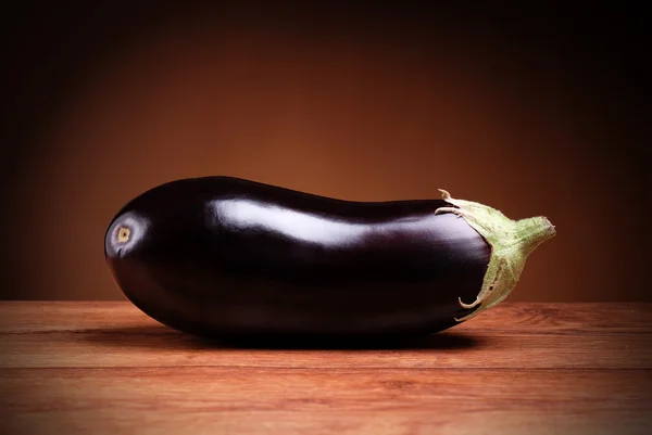 Aubergine på träbord — Stockfoto