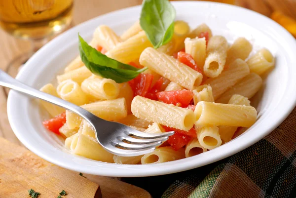 Rigatoni pasta met tomaten — Stockfoto