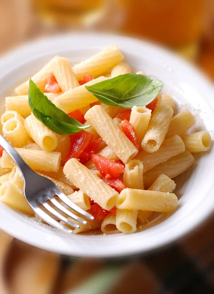 Rigatoni Nudeln mit Tomaten — Stockfoto