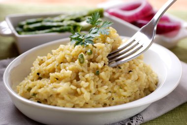 Risotto kuşkonmaz ile
