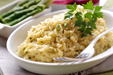 Risotto kuşkonmaz ile