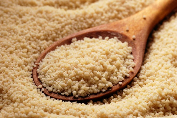 Couscous en houten lepel — Stockfoto