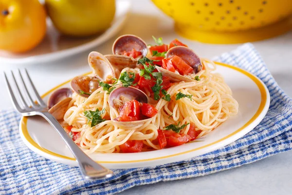 Spaghetti with clams — Stock Photo, Image