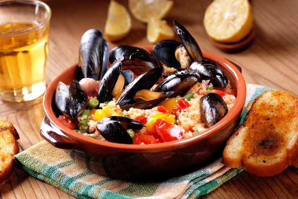 Couscous with mussels in earthenware bowl — Stock Photo, Image