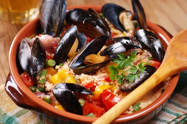 Couscous with mussels in earthenware bowl — Stock Photo, Image