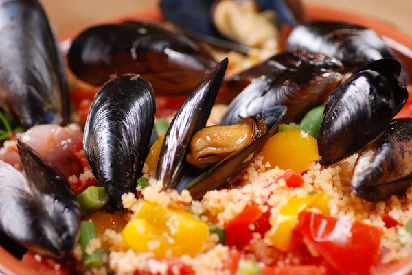 Couscous with mussels in earthenware bowl — Stock Photo, Image