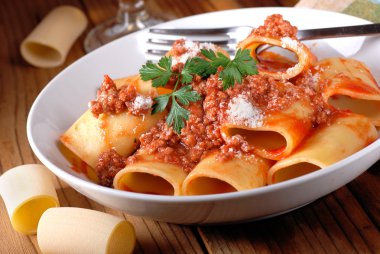 Paccheri Napolililer et sosu ile