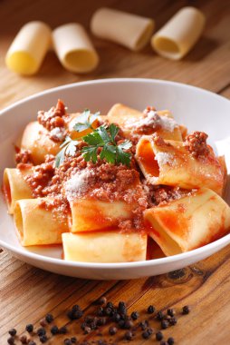 Paccheri Napolililer et sosu ile
