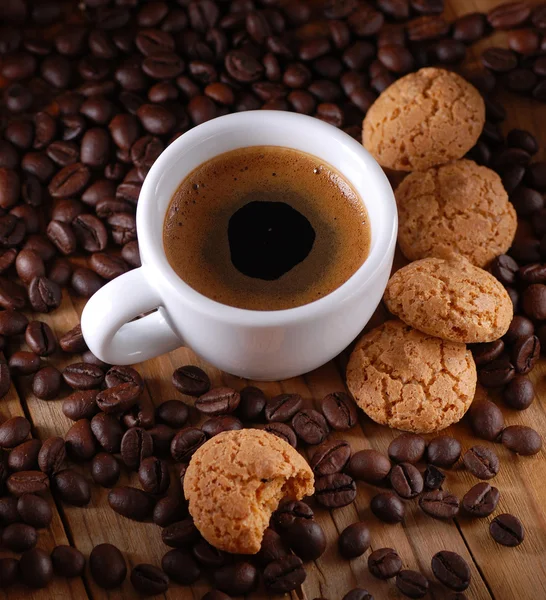 İtalyan espresso kahve ve amaretti — Stok fotoğraf