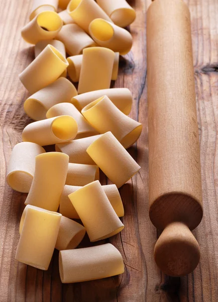 Paccheri massa crua, tradicional napolitana — Fotografia de Stock