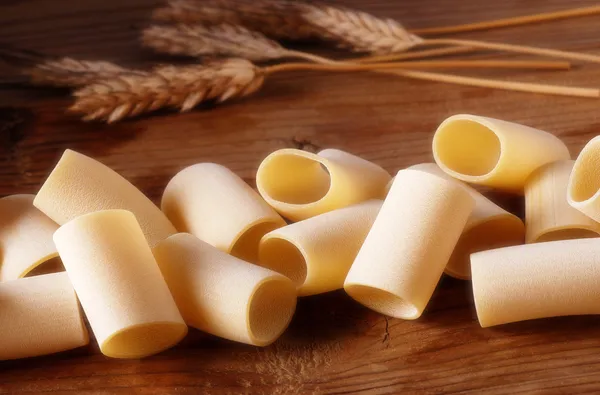 Paccheri сировини, традиційні Неаполітанська макаронних виробів — стокове фото