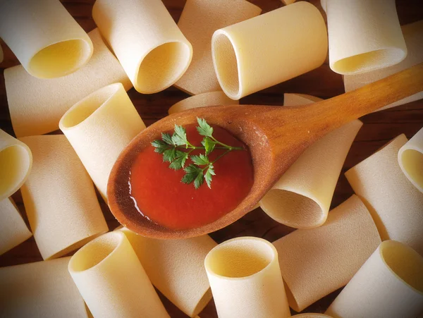 Paccheri, massas napolitanas tradicionais e molho de tomate — Fotografia de Stock