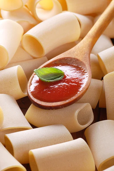 Paccheri, massas napolitanas tradicionais e molho de tomate — Fotografia de Stock