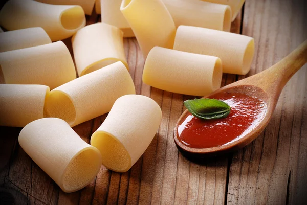 Paccheri, massas napolitanas tradicionais e molho de tomate — Fotografia de Stock