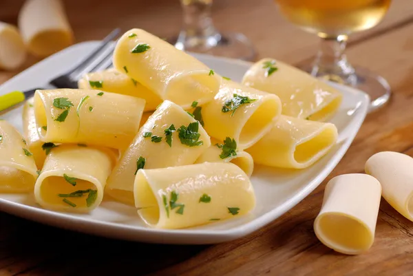Paccheri Napolitains met olijfolie en peterselie — Stockfoto