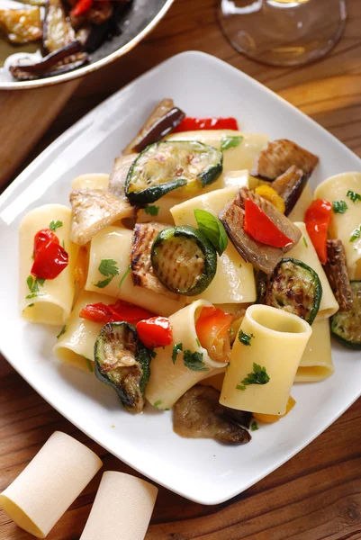 Paccheri napolitanare med grillade grönsaker — Stockfoto