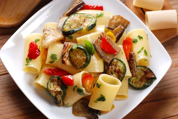 Paccheri Napolililer ızgara sebzeler — Stok fotoğraf