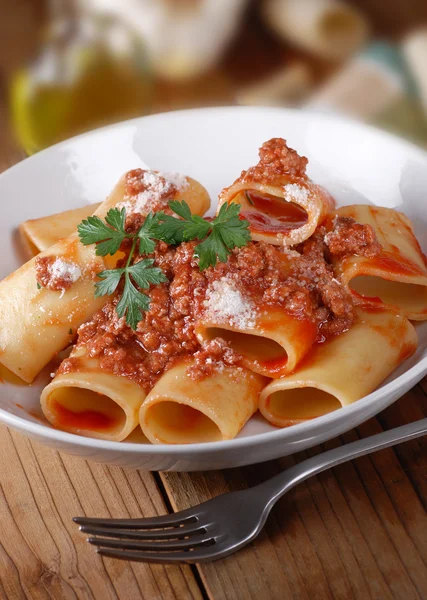 Paccheri Napolitains met vlees saus — Stockfoto