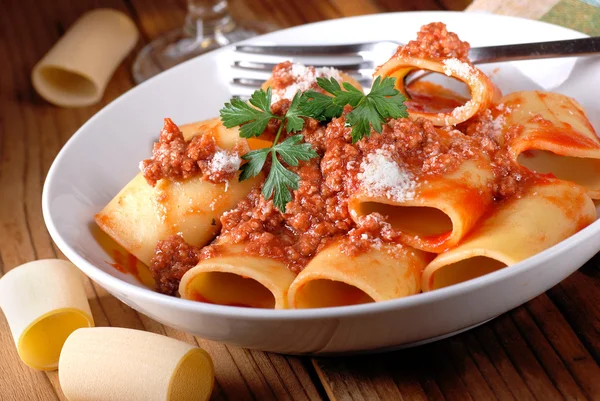 Paccheri Napolitains met vlees saus — Stockfoto