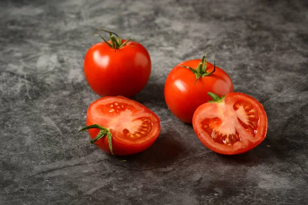 Organiczny Włoski Czerwony Pomidor Szarym Tle Zbliżenie — Zdjęcie stockowe