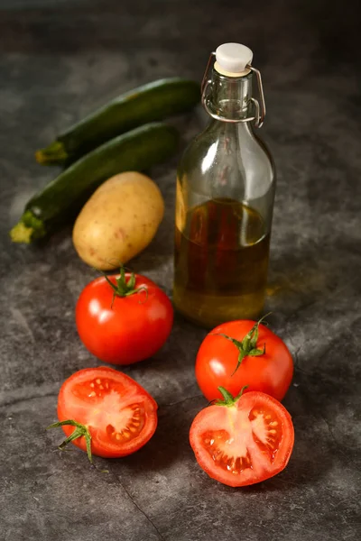 Italiensk Röd Tomat Olivolja Potatis Och Zucchini Den Grå Bakgrunden — Stockfoto