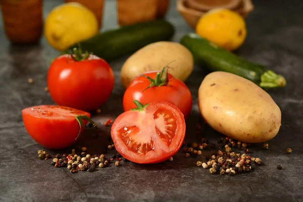 Czerwone Pomidory Ziemniaki Cukinia Pieprz Szarym Tle Zbliżenie — Zdjęcie stockowe