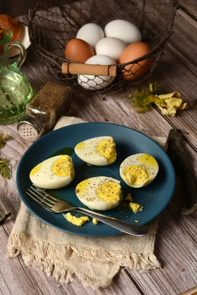 Mavi Tabakta Kaynamış Yumurta Malzemeler Var Yakın Plan — Stok fotoğraf
