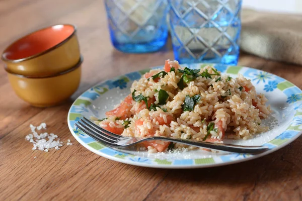 Brauner Reis Mit Gehackten Tomaten Und Petersilie Nahaufnahme — Stockfoto