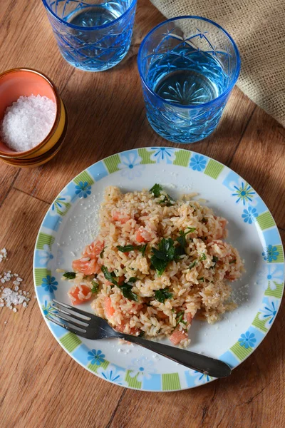 Brauner Reis Mit Gehackten Tomaten Und Petersilie Nahaufnahme — Stockfoto