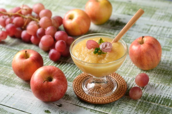 Apfel Und Traubenmousse Glasbecher Mit Herumliegenden Früchten Nahaufnahme — Stockfoto