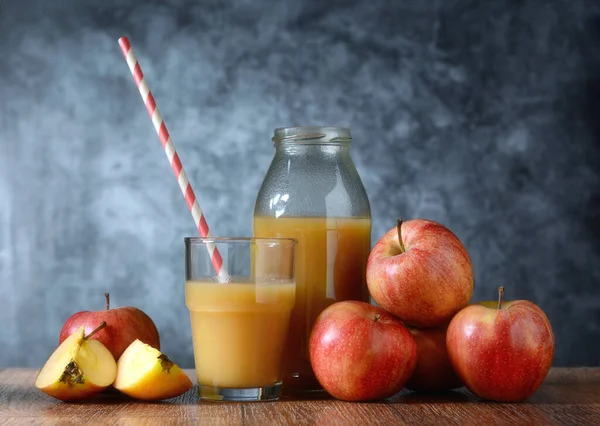 Apfelsaft Glas Mit Trinkhalm Obst Herum Grauer Hintergrund Nahaufnahme — Stockfoto