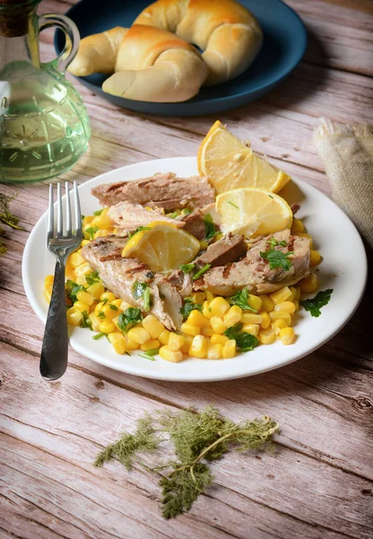 Gegrillte Makrelenfilets Mit Maisgarnitur Stockbild