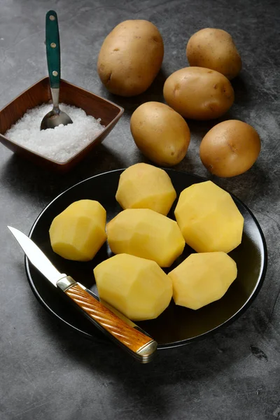 Geschälte Kartoffeln Auf Schwarzem Teller Grauer Hintergrund Nahaufnahme Stockfoto
