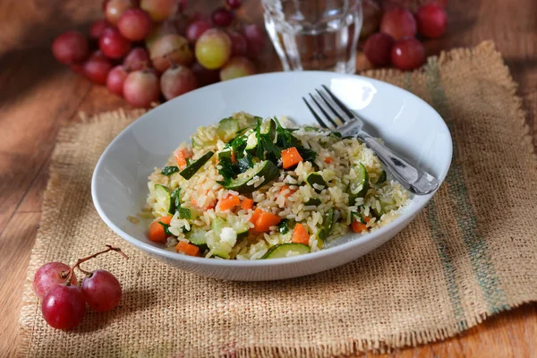 Brauner Reis Mit Zucchini Karotten Und Petersilie Nahaufnahme lizenzfreie Stockfotos