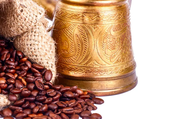 Arabská měděné Turků a rozptýlené kávové zrna — Stock fotografie