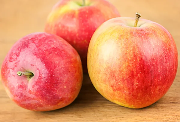 Manzanas rojas sobre una superficie de madera —  Fotos de Stock