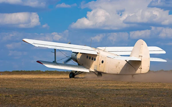 Старий літак злітає на полі — стокове фото