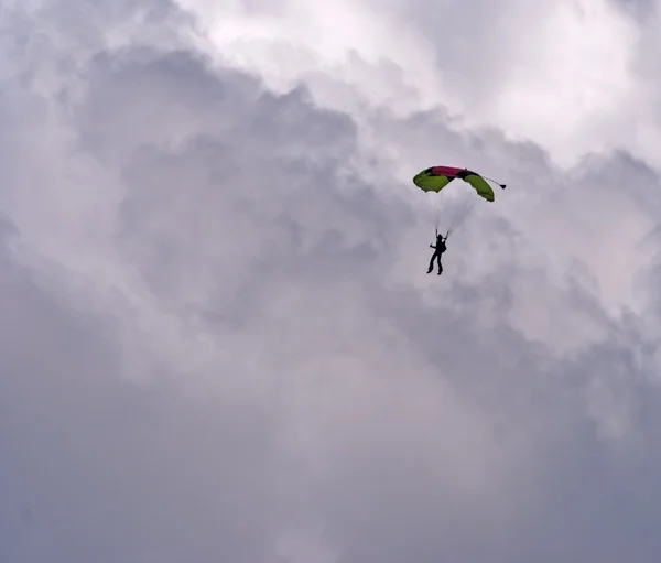 Paralotnia - uczucie wolna na szare niebo — Zdjęcie stockowe