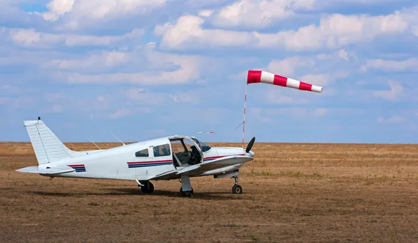 Verkehrsflugzeug mit schönem Himmel — Stockfoto