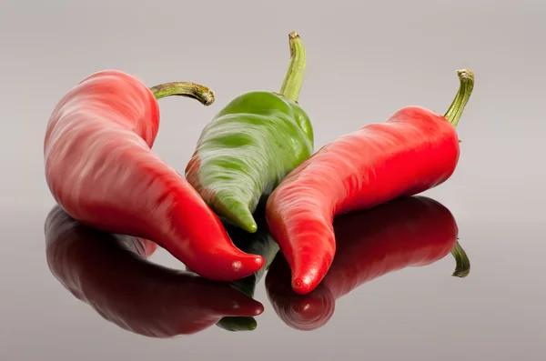 Rood en groen hot chili peppers-achtergrond — Stockfoto