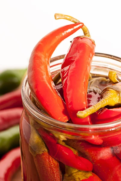 Pimientos rojos y picantes conservados sobre fondo blanco —  Fotos de Stock