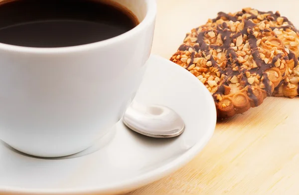 Tasse schwarzen Kaffee mit Butterkeks — Stockfoto