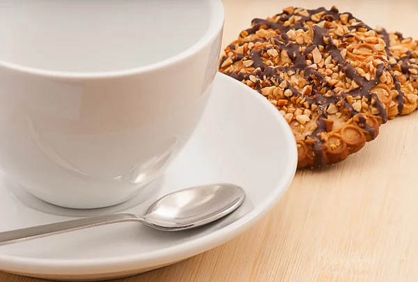 Leere Tasse Kaffee mit Butterkeks — Stockfoto