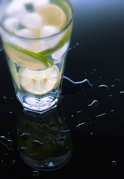 Limonada fresca fría sobre fondo negro — Foto de Stock