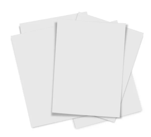 Close up de pilha de papéis sobre fundo branco — Fotografia de Stock