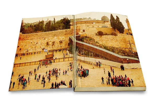 Um livro antigo aberto com uma imagem Muro Ocidental, Monte do Templo, Jerusalém.Foto em estilo de imagem de cor antiga . — Fotografia de Stock