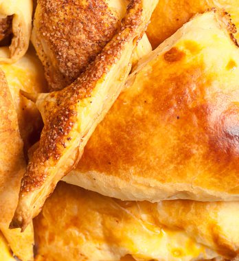 Fırından yeni çıkmış ehlileştirmek tarihinde İtalyan peynirli börek