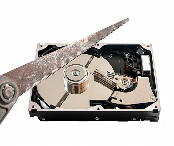 Festplatte mit der Hacksäge geschnitten, auf weißem Hintergrund — Stockfoto