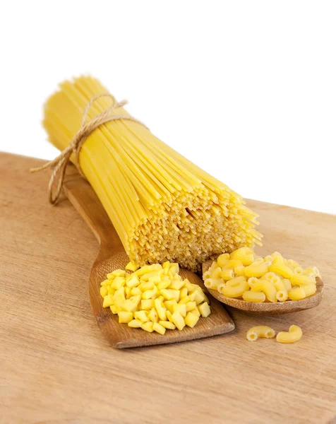 Pasta sobre una tabla de madera sobre un fondo blanco — Foto de Stock