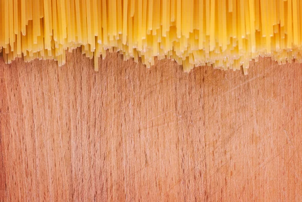 Pasta auf einem Holzbrett, Hintergrund — Stockfoto